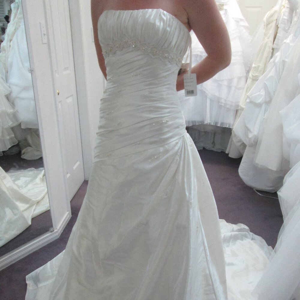 La Sposa Legado Size 4 Wedding Dress, Empire Pearls, Ivory Fit & Flare Reg $4999